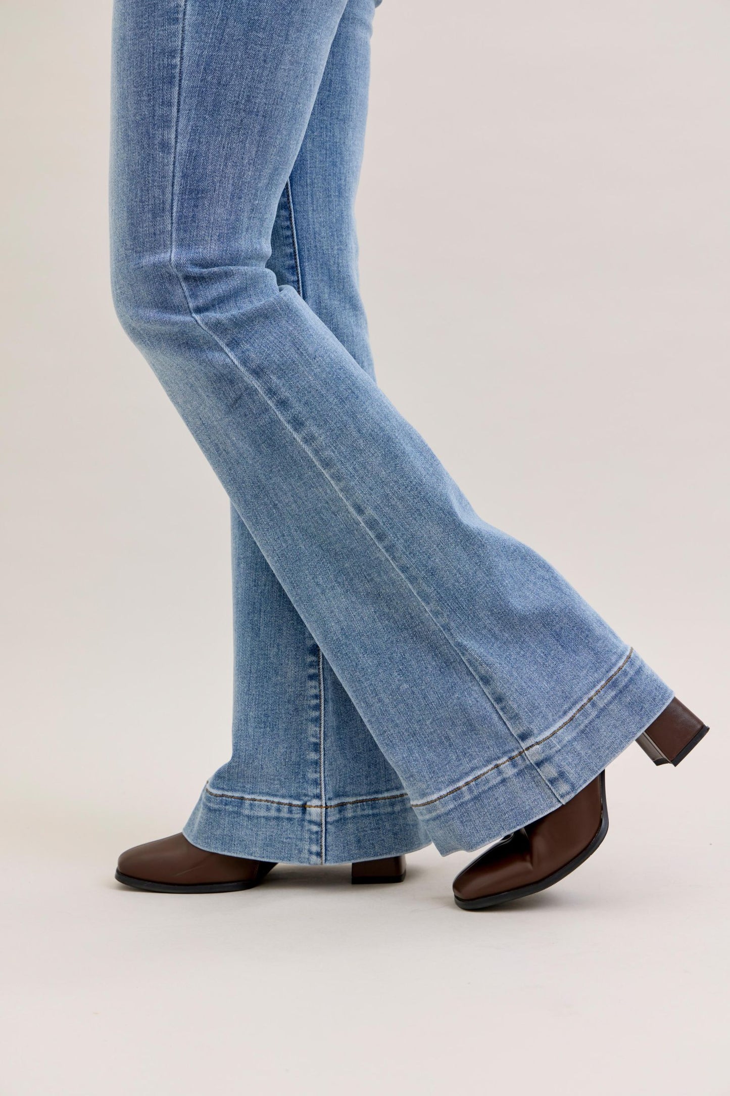 Ellory Mid Rise Flare Non distressed by Judy Blue